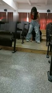 【爱可呀】双S教室玩闺蜜-转胯/闻舔原味【双视角版】_绳艺库视频下载