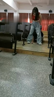 【爱可呀】双S教室玩闺蜜-转胯/闻舔原味【双视角版】_绳艺库视频下载