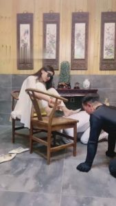 【沅芷大人】双狗奴-喝圣水/吃脚皮/做脚垫_绳艺库视频下载