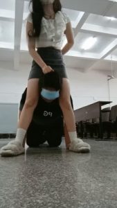 【爱可呀】双S学生主教室玩弄-骑马踩踏/脚捂脸【双视角版】_绳艺库视频下载