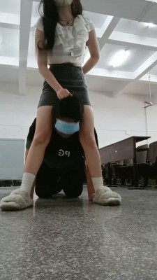 【爱可呀】双S学生主教室玩弄-骑马踩踏/脚捂脸【双视角版】_绳艺库视频下载
