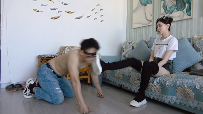 【艾琳S175】踩踏狗脸狗头，强迫贱狗舔鞋底，闻臭脚_绳艺库视频下载