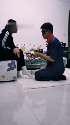 【徐婉琪】袜子泡圣水/耳光/内裤套头/圈养狗笼_绳艺库视频下载