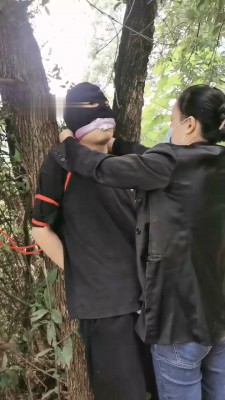 【朱迪】户外捆绑固定树上虐打【双视角版】_绳艺库视频下载