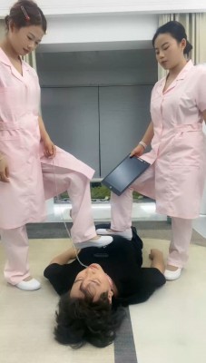 图片[2]_【伊诺】双护士小姐姐-踩踏喂食/转胯骑马_绳艺库视频下载