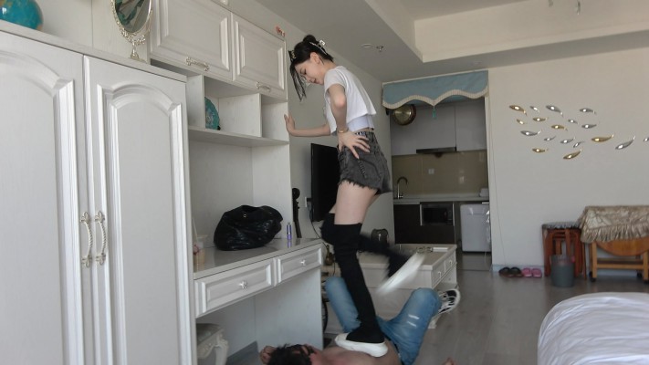 图片[16]_【艾琳S175】踩踏狗脸狗头，强迫贱狗舔鞋底，闻臭脚_绳艺库视频下载