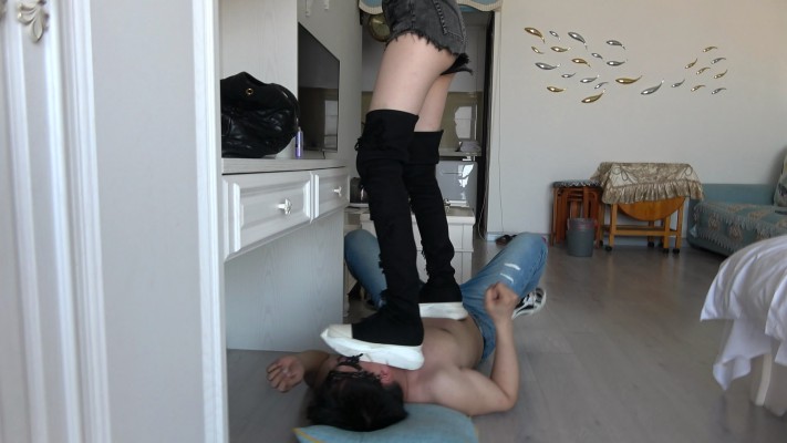 图片[11]_【艾琳S175】踩踏狗脸狗头，强迫贱狗舔鞋底，闻臭脚_绳艺库视频下载