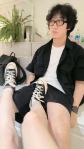 【艺术美学】咖啡厅随机开发素人小哥-踹裆闻鞋/下跪腿绞_绳艺库视频下载