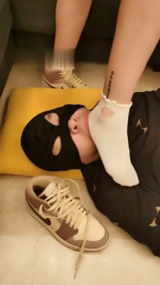 图片[11]_【文文文】长腿模特S-运动鞋白袜塞嘴爆踹暴踩_绳艺库视频下载