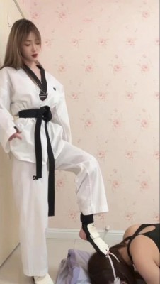 图片[12]_【初柒】女S被高中生跆拳道女教练阿焰当做女M脚靶踹脸干折_绳艺库视频下载