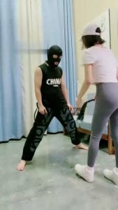 【素人星探】音乐老师变S强制踢踹/深喉虐_绳艺库视频下载