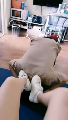 图片[2]_【大连雪主】运动鞋白袜全体重踩踏_绳艺库视频下载