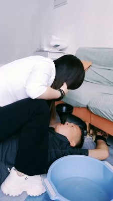 图片[3]_【郡主大大】强制喂圣水口水/伺候洗脚【双视角版】_绳艺库视频下载