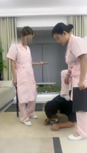 【伊诺】双护士小姐姐-踩踏喂食/转胯骑马_绳艺库视频下载