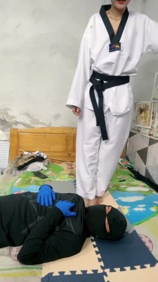 图片[4]_【孤傲女帝】腿绞/踩脸踩脖子/手脚耳光/窒息_绳艺库视频下载