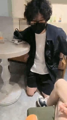 图片[4]_【艺术美学】咖啡厅随机开发素人小哥-踹裆闻鞋/下跪腿绞_绳艺库视频下载
