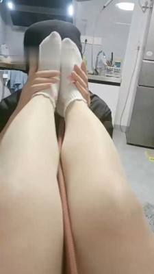 图片[3]_【欣欣子】圣水新玩法-水果榨汁/骑马耳光鞭打踩踏_绳艺库视频下载