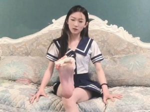 JK女子高生脚踩蛋糕强制脚喂食粗口辱骂_绳艺库视频下载