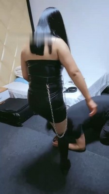 【魔蝎】长靴女王重度刑虐_绳艺库视频下载