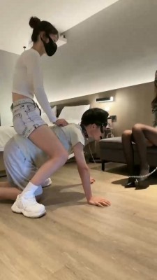 【尤物】双S-素人大学生入圈-骑马滴蜡/踩踏喂食/闻白袜黑丝_绳艺库视频下载