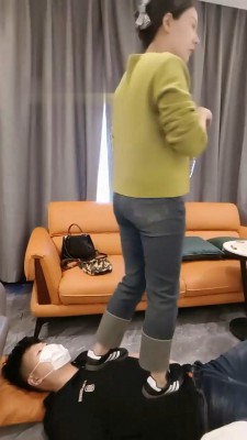 图片[5]_【彼岸花开】素人S运动鞋裸足踩踏_绳艺库视频下载