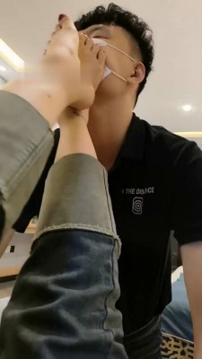 图片[3]_【彼岸花开】素人S运动鞋裸足踩踏_绳艺库视频下载