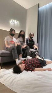 【尤物】4S-开发女大学生-跪拜踩头/钻胯骑马/踩踏腿绞【完整版】_绳艺库视频下载