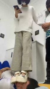 【精神小妹】素人学生S全体重踩踏初尝试_绳艺库视频下载