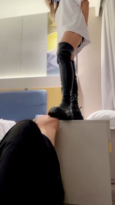 【诗酒S】素人模特-喂食物/黑靴踩头/语言羞辱_绳艺库视频下载