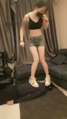 【文文文】长腿模特S-运动鞋白袜塞嘴爆踹暴踩_绳艺库视频下载