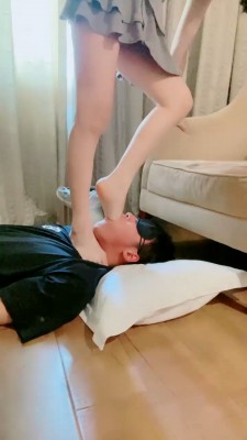 图片[11]_【晨希】空军小白鞋踩踏踩脸/插嘴【完整版】_绳艺库视频下载