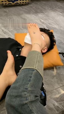 图片[4]_【彼岸花开】素人S运动鞋裸足踩踏_绳艺库视频下载