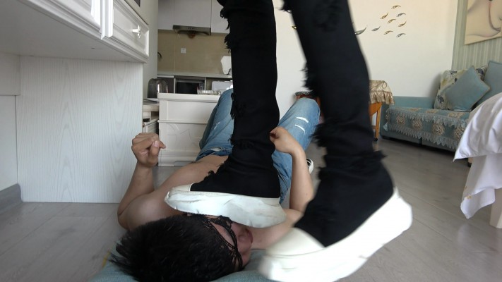 图片[15]_【艾琳S175】踩踏狗脸狗头，强迫贱狗舔鞋底，闻臭脚_绳艺库视频下载