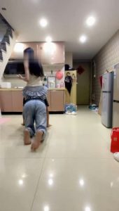 【香菜】女神范-白袜白鞋气味羞辱/踩脚垫/嘴洗白袜_绳艺库视频下载