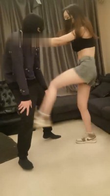 图片[8]_【文文文】长腿模特S-运动鞋白袜塞嘴爆踹暴踩_绳艺库视频下载