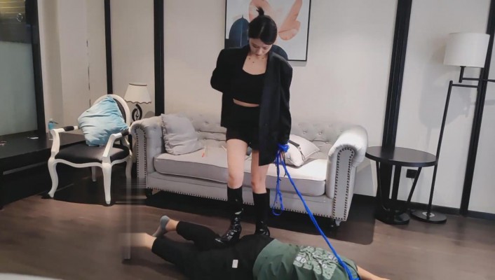 图片[2]_【苏西】长靴全体重踩踏/耳光抽/臭脚捂脸【双视角完整版】_绳艺库视频下载