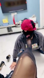 【伊兮夫妻】高跟靴轮流踢踹/吃口水深喉/内裤套头_绳艺库视频下载