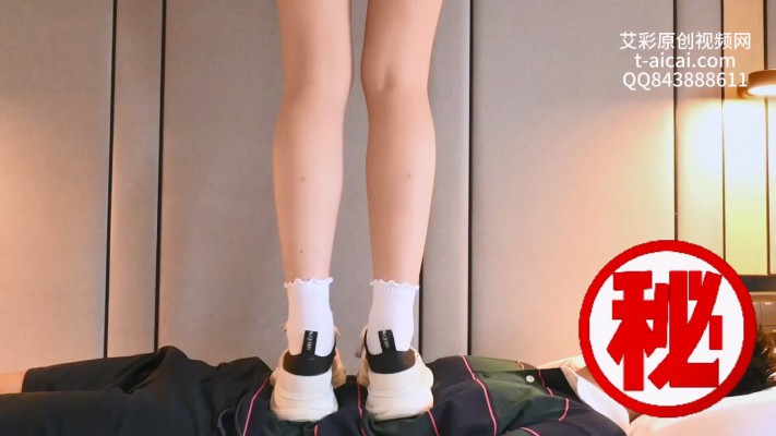 Alice高帮帆布鞋白袜踩毯子_绳艺库视频下载