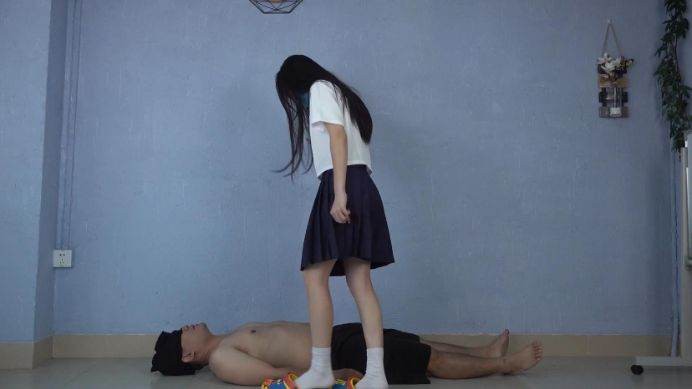 图片[3]_【南国原创】大专生宝儿S首秀，白嫩美脚玩奴，玩着玩着就兴奋的做鬼脸了！_绳艺库视频下载