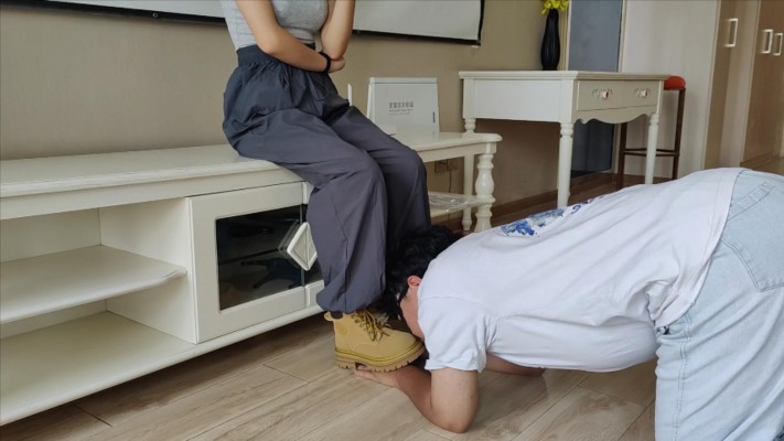 【00后小彤】马丁靴日常调教 舔鞋踩踏_绳艺库视频下载