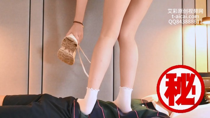 图片[4]_Alice高帮帆布鞋白袜踩毯子_绳艺库视频下载