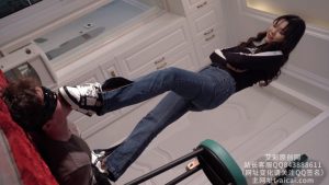 【初见】牛仔裤黑丝LV运动鞋踩踏人形地毯/物化鞋垫_绳艺库视频下载