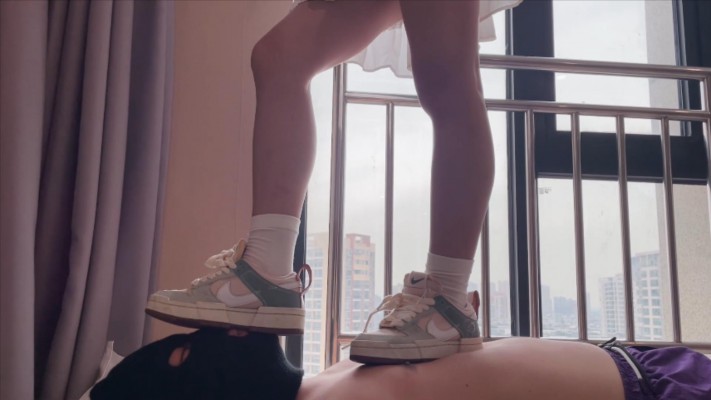 图片[3]_【00后小彤】运动鞋窗台踩哥哥在肚子上垫脚_绳艺库视频下载