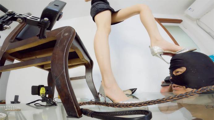 图片[4]_晓G主人高高在上 裸腿高跟鞋踩着人头 垫脚！踩扁你的狗头_绳艺库视频下载