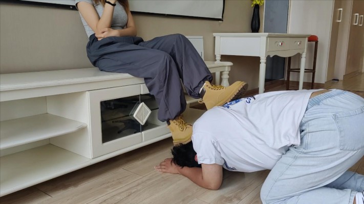 图片[4]_【00后小彤】马丁靴日常调教 舔鞋踩踏_绳艺库视频下载