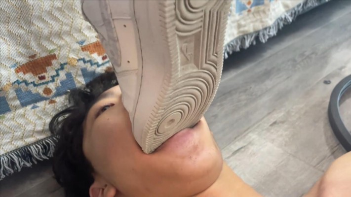 图片[11]_【00后小彤工作室】130斤女主狂踩90斤毯子，插嘴舔鞋胸口刮痧_绳艺库视频下载