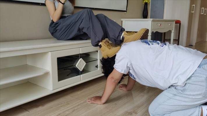 图片[3]_【00后小彤】马丁靴日常调教 舔鞋踩踏_绳艺库视频下载