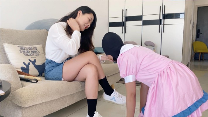 【甜妹女M】女M用舌头舔干净主人鞋底_绳艺库视频下载