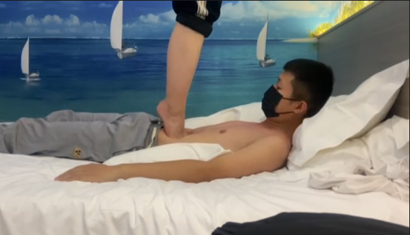 素人大学生全体重踮脚尖踩脖子跳踩肚子_绳艺库视频下载