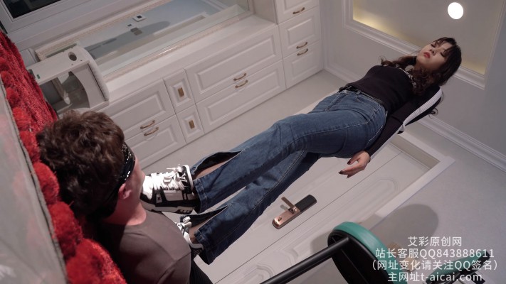 图片[3]_【初见】牛仔裤黑丝LV运动鞋踩踏人形地毯/物化鞋垫_绳艺库视频下载